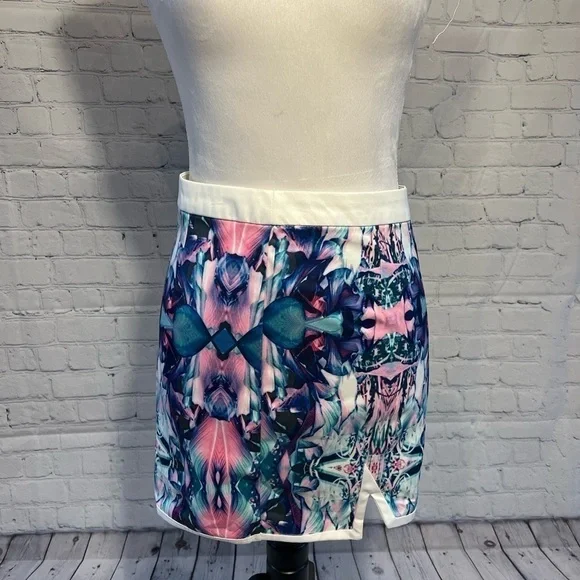 Tobi Short Mini Skirt Abstract Print Front slits PREOWNED/USED - Picture 9 of 14